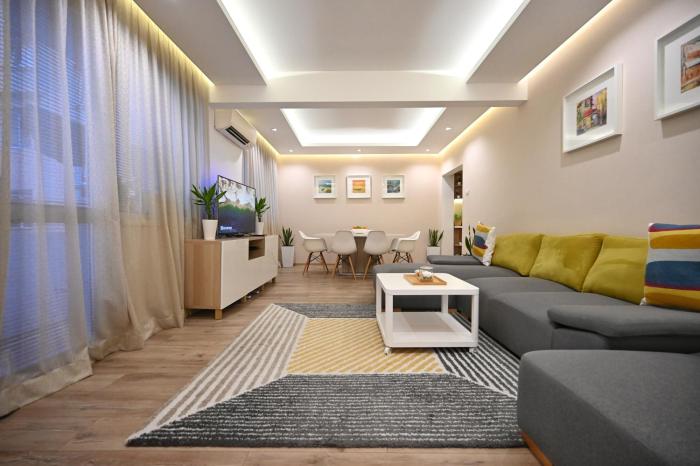 Modern Central 2 Bedroom Apartment with Parking