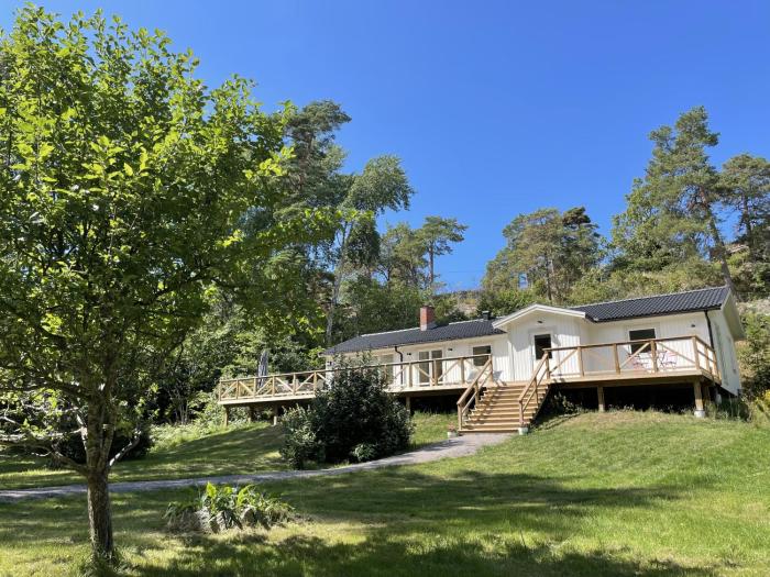 Stockholm archipelago with pool, boat and bikes