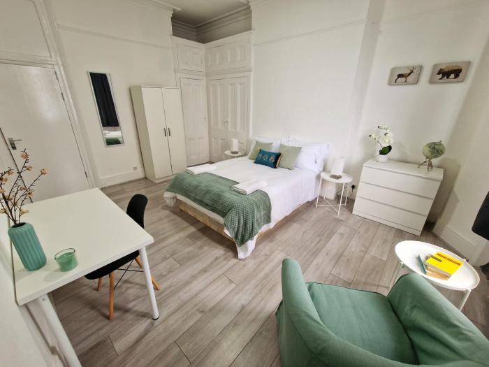 Spacious 4 Bedrooms apartment for 10 near Marble Arch