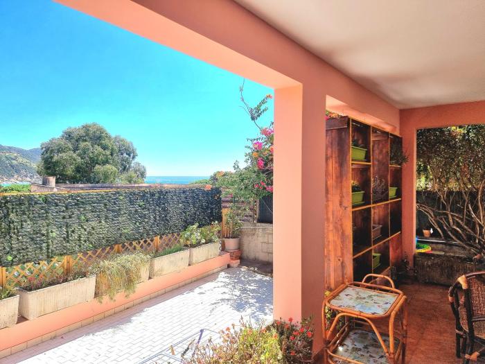 Stylish home with patio 4 min walk to the beach