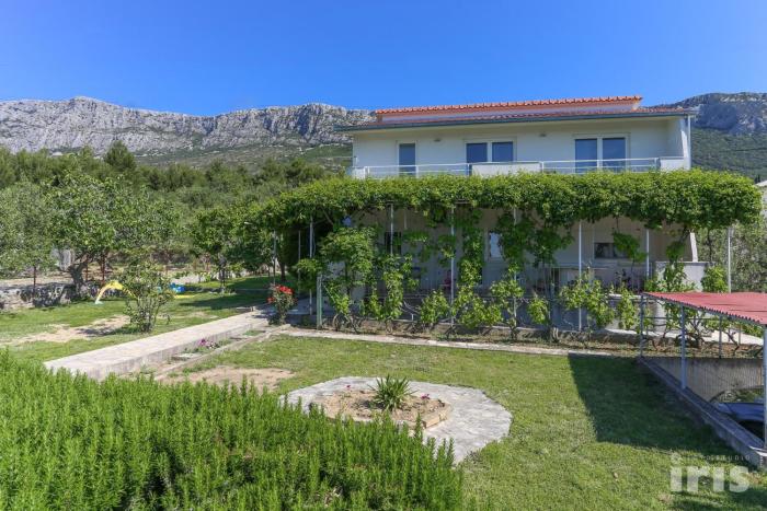 Apartments with a parking space Kastel Sucurac, Kastela - 12445