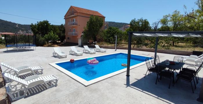 Family-friendly apartments with swimming pool Vinisce, Trogir - 12676