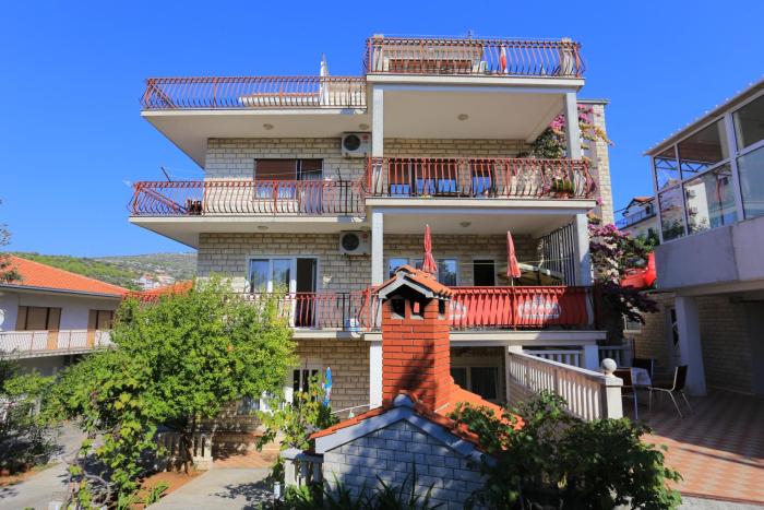 Apartments with parking space Seget Vranjica, Trogir - 12760