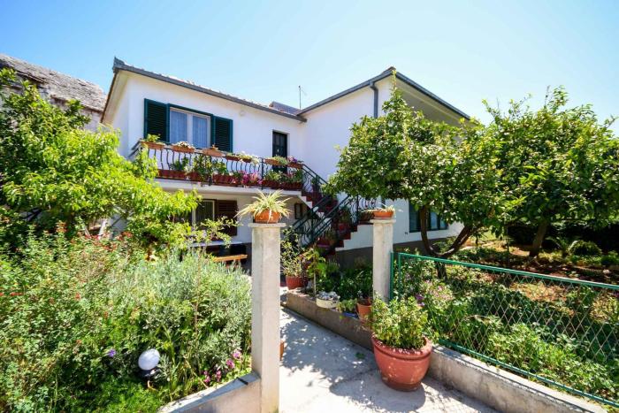 Apartments with a parking space Okrug Gornji, Ciovo - 12802