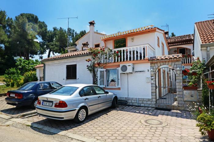 Apartments with parking space Porec - 13141
