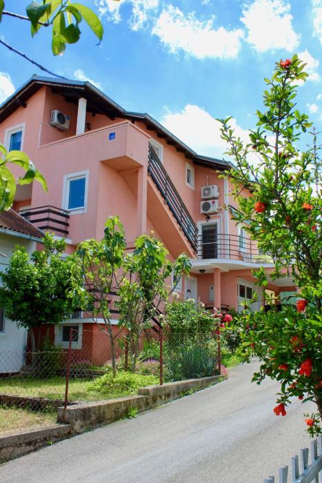 Apartments with a parking space Bilice Krka  13545