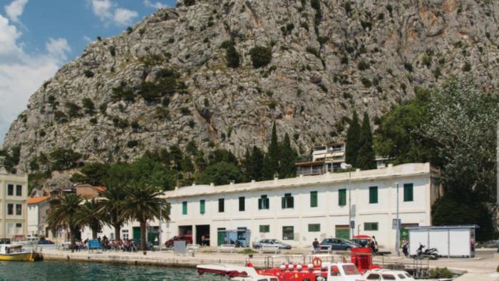 Apartments by the sea Omis  13727