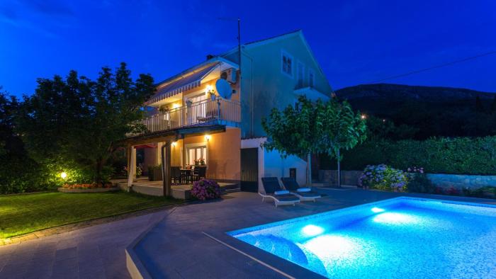 Family friendly apartments with a swimming pool Podstrana, Split - 15040