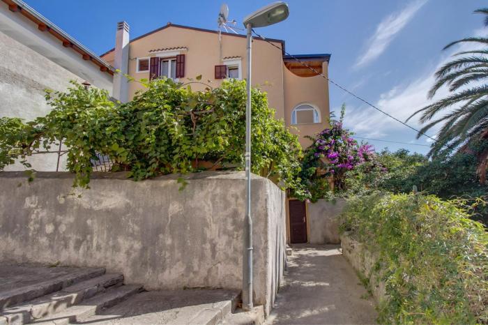 Apartments with a parking space Mali Losinj (Losinj) - 15050