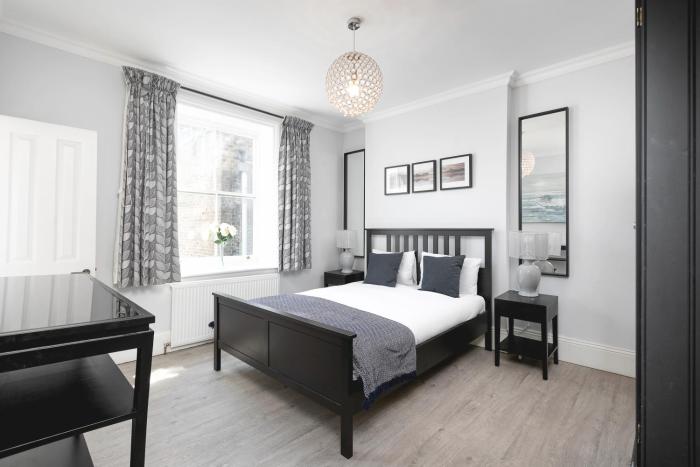 PenthouseStays Notting Hill - Chic 2 Bedroom Apartment w King Beds - near Portobello Road & Kensington High Street