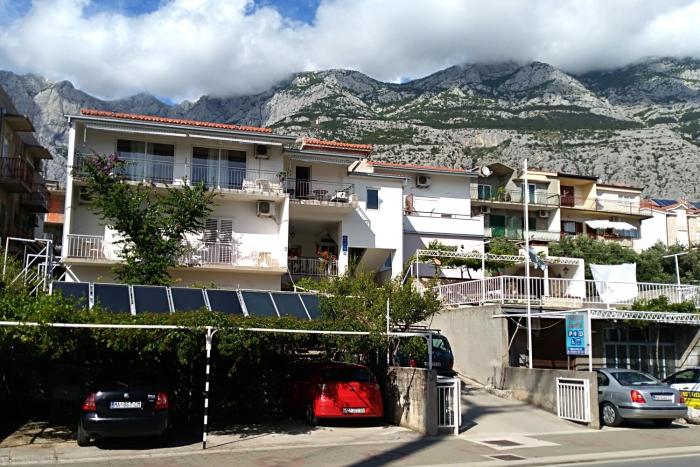 Apartments with parking space Makarska - 9696