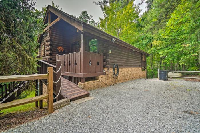 Mountain Dream Cabin with Deck, 7 Mi to Gatlinburg