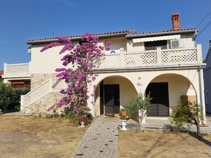 Villa Kadinela, 200m from Kamenjak, huge quiet garden with barbecue, 2 new kitchens