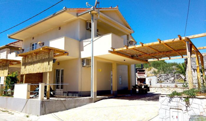 Family friendly house with a swimming pool Slatine, Ciovo - 15149