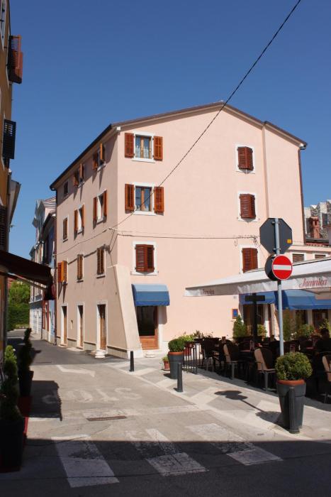 Apartments by the sea Novigrad - 3349