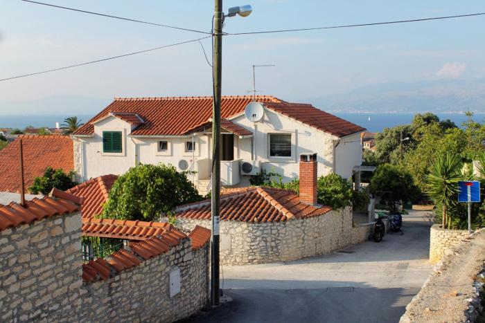 Apartments with parking space Supetar, Brac - 5662