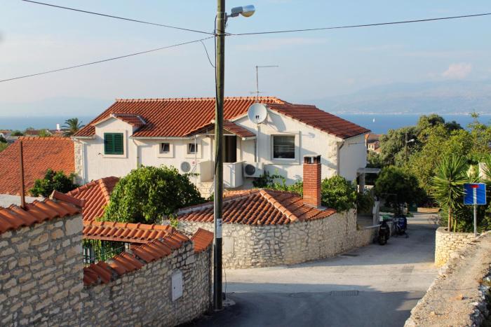 Apartments with a parking space Supetar, Brac - 5662