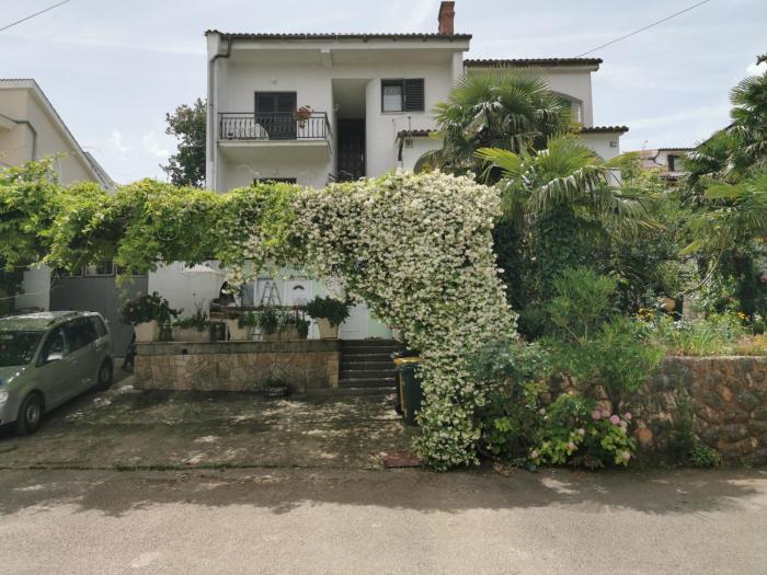 Apartments with parking space Njivice, Krk - 5476