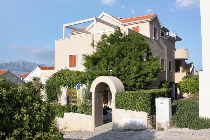 Apartments with parking space Postira, Brac - 5617