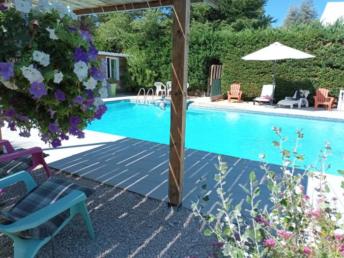 Chalet banane devant piscine, a 6km du festival de piano de la roque danthéron