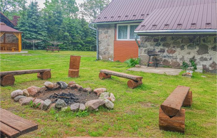 Cozy Apartment In Dominikowo With Wifi