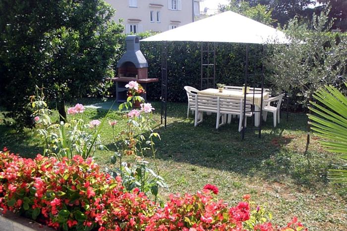 Apartments with parking space Porec - 7023