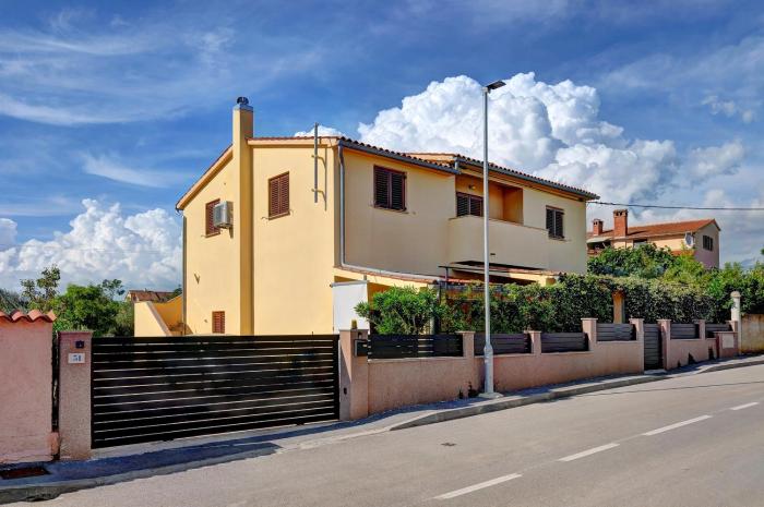 Apartments with parking space Fazana - 7207