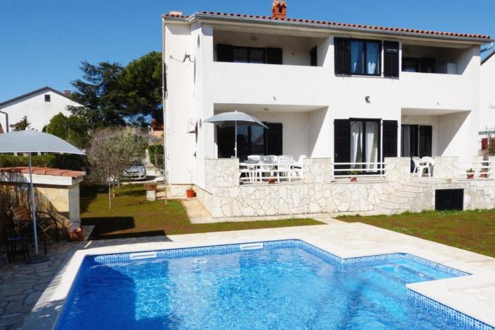 Family friendly apartments with a swimming pool Valbandon, Fazana - 7346