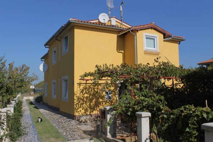 Apartments with a parking space Fazana - 7396