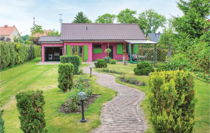 Amazing Home In Nowe Warpno With 2 Bedrooms And Wifi