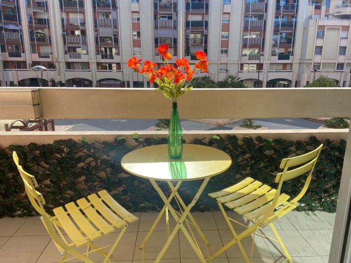 Nice Port , 2BR, 6 Guests, Walk to Beach and Old Town