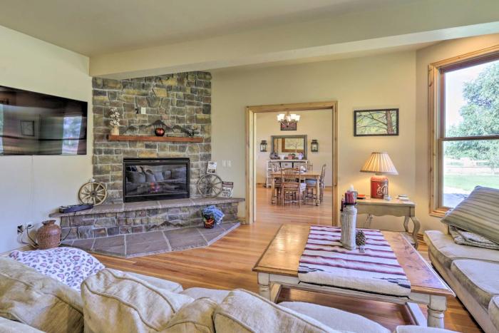 Fruita Victorian Home w Hot Tub + Mountains!