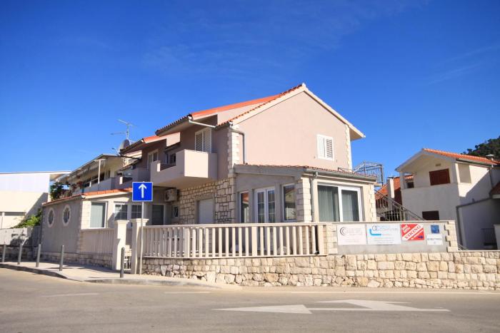 Apartments with a parking space Hvar - 8810