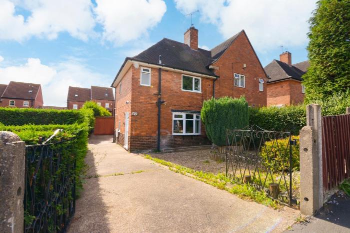 Alderton House - Spacious 3 Bed with Parking