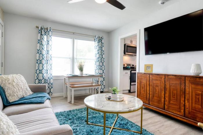 2BR 1BA Duplex House King Beds Great for Small Groups Close toUptown Charlotte attractions