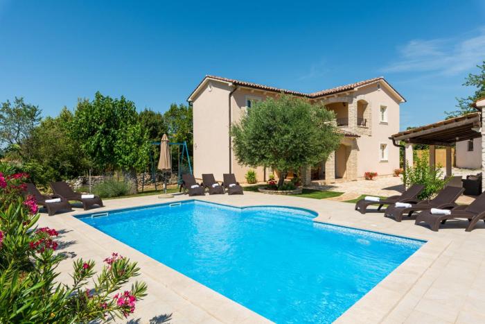 Beautiful villa Natura with pool in Labin