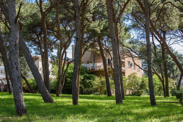 Apartments and rooms by the sea Split - 15298