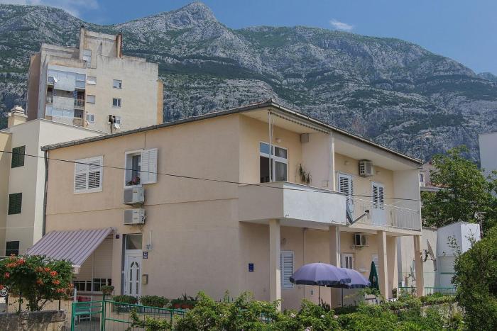 Apartments with parking space Makarska - 15375