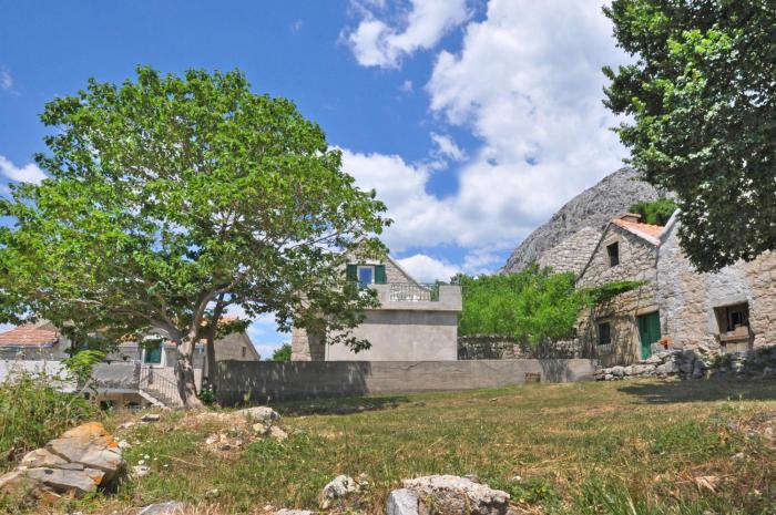 Apartments with a parking space Omis - 15767