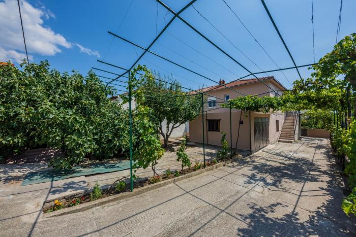 Apartments with a parking space Kastel Stari, Kastela - 16087