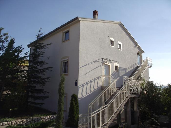 Apartments with parking space Novi Vinodolski - 15823