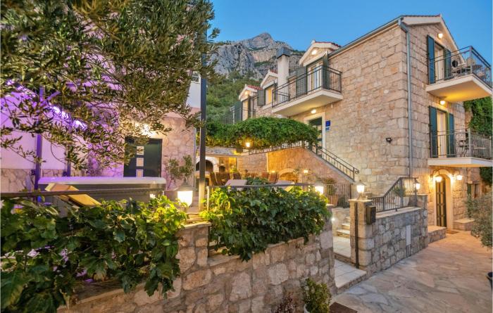 Awesome Home In Makarska With Jacuzzi, Wifi And Outdoor Swimming Pool