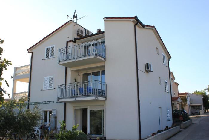 Apartments by the sea Rogoznica - 17129