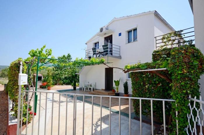 Apartments with parking space Rogoznica - 17318