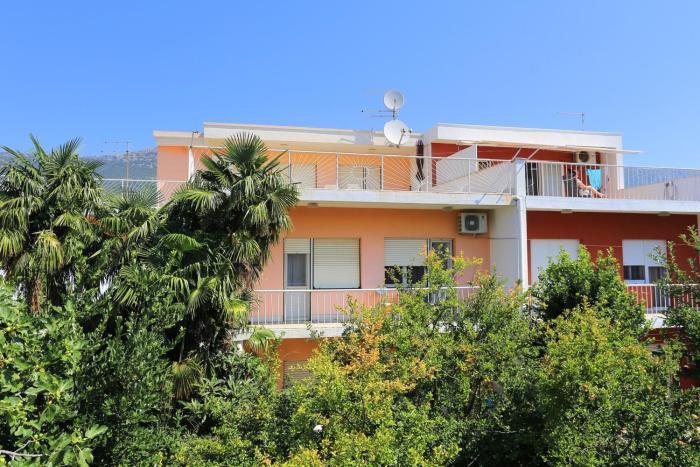 Apartments with a parking space Kastel Stari, Kastela - 17447