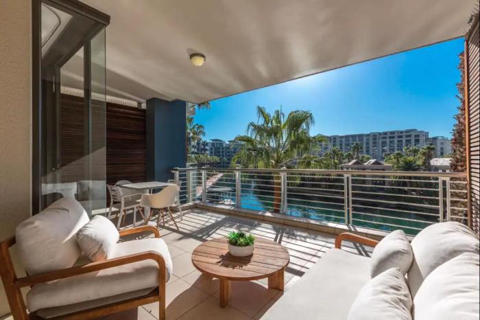 Luxury Waterfront Marina Apartment