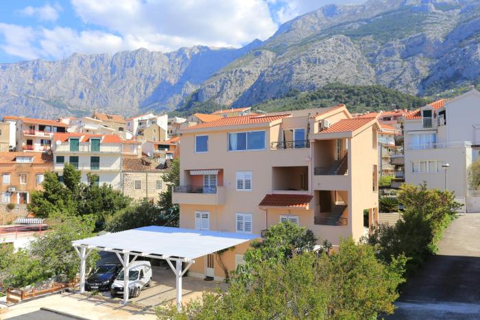 Apartments with a parking space Makarska - 17047