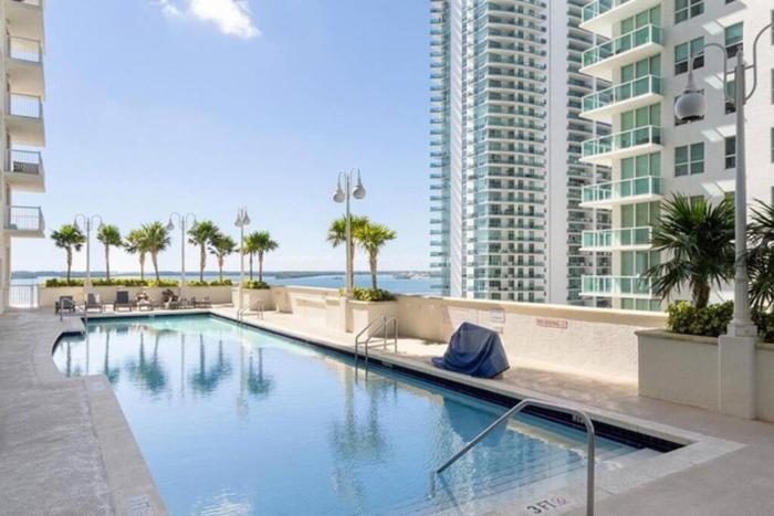 Lovely condo with city & ocean views. Sleep up to 6 people!