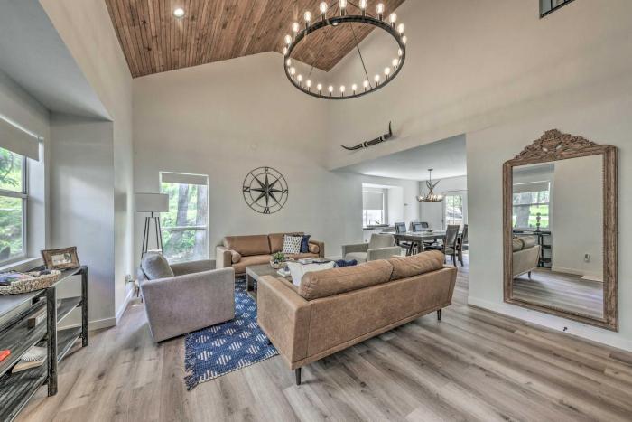 4 Mi to Dtwn Ruidoso Cabin with Deck and Game Room!