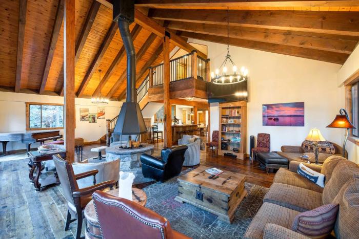 2 Blocks to Lake Tahoe! Group Gem w Hot Tub